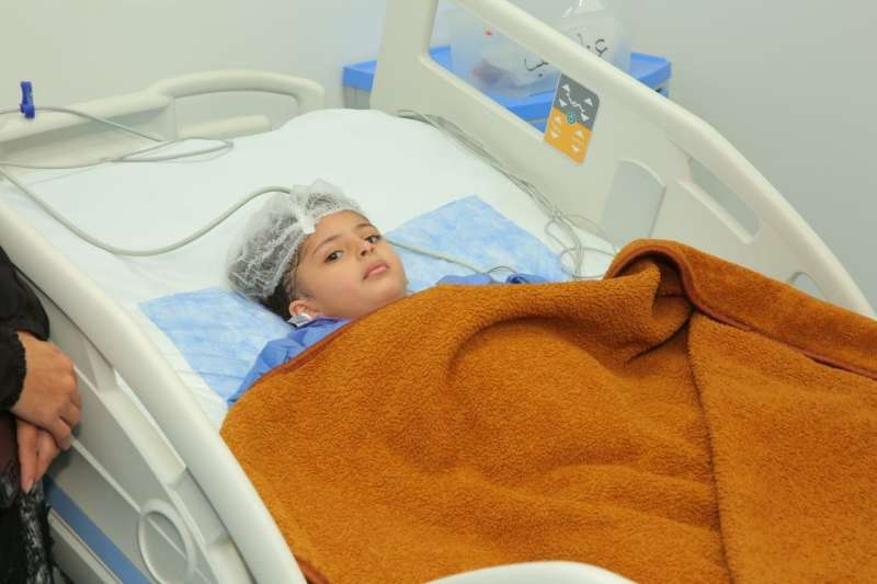 محافظ كفر الشيخ يطمئن على چاسمين الأطرش طفلة غزة بمستشفى العبور
