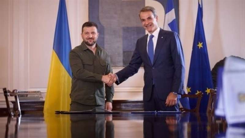 رئيس الوزراء اليوناني كيرياكوس والرئيس الأوكراني