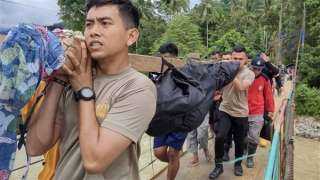 السلطات الإندونيسية تواصل البحث عن 35 مفقودًا في انهيارات أرضية