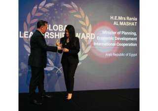 وزيرة التخطيط تتسلم جائزة «القيادة الدولية» من معهد «شوازيل»