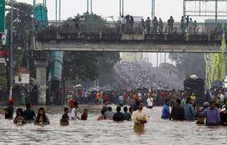 ارتفاع حصيلة ضحايا الفيضانات والانهيارات الأرضية بإندونيسيا لأكثر من 1000 شخص