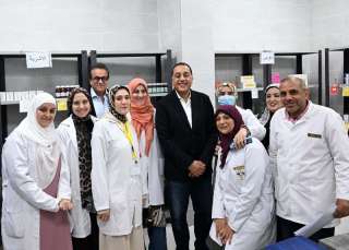 خلال تفقد مركز طب الأسرة بطحانوب.. مواطن يوصي مدبولي بنقل شكر وتحيات كل أهالي القرية للرئيس