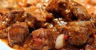 طريقة عمل طاجن اللحم بالبصل في الفرن لإفطار مميز في رمضان